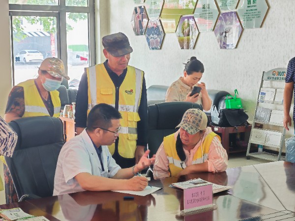 农工党秦皇岛市抚宁区支委会“环境与健康宣传周”--关爱环卫工人义诊活动-2_resized.jpg